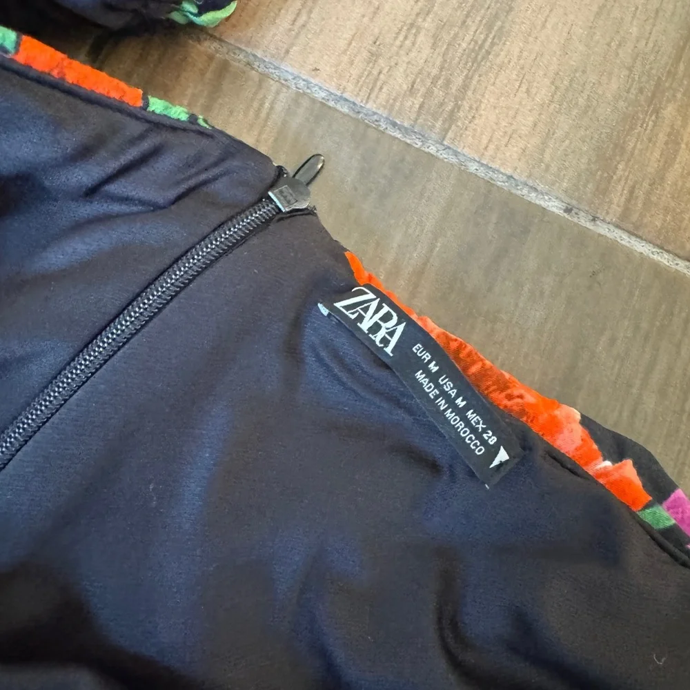 ZARA Floral Off the Shoulder Puff Sleeve Mini Ruched Dress - Picture 5 of 6